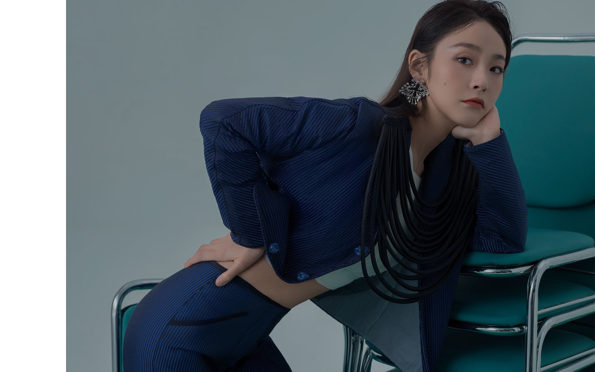 战斗不息：球场上的角逐激烈异常，酣畅淋漓，战斗不息的近义词